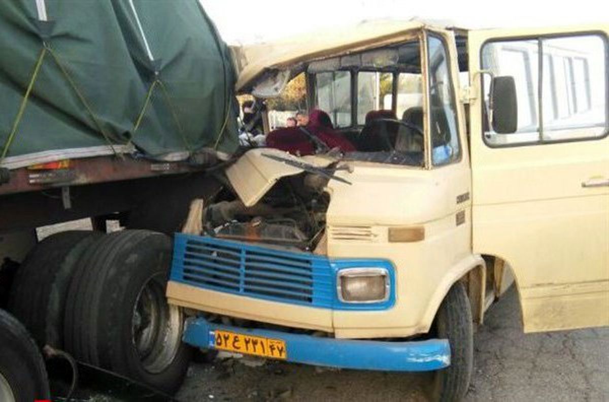 مجروح شدن 20 دانش آموز پسر در تصادف سرویس مدرسه و تریلی 