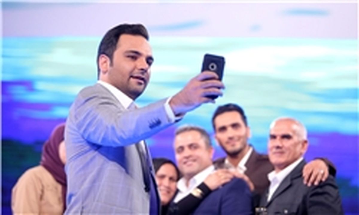  ماجرای سلفی‌های «احسان علیخانی» در برنامه
