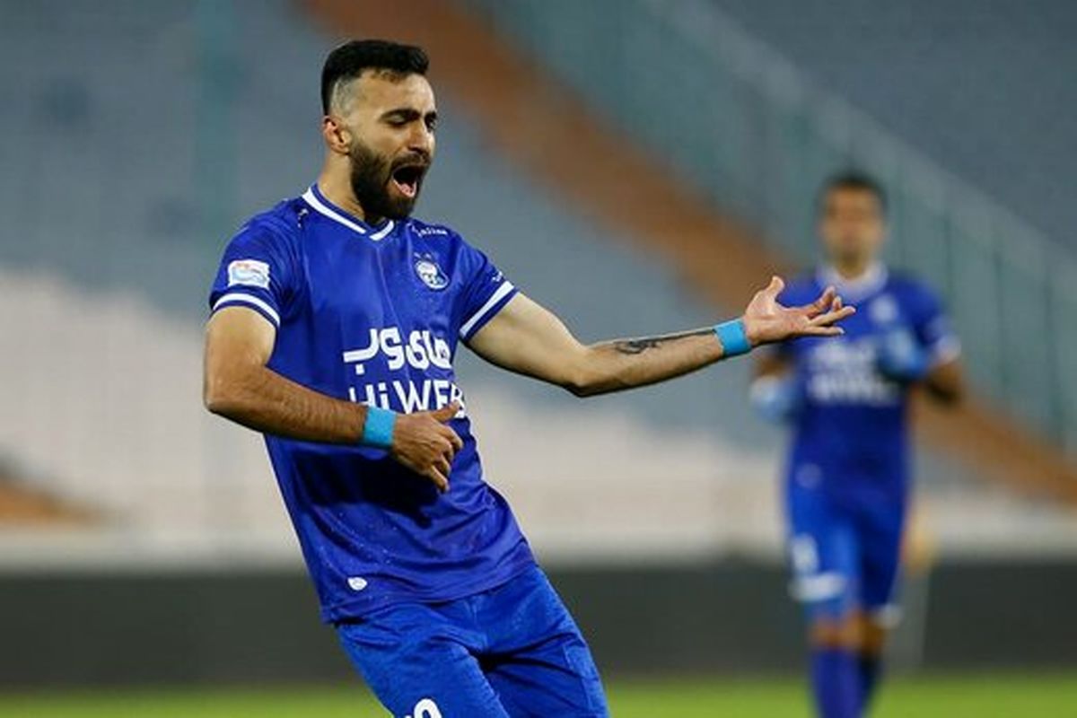 اعتراض مهاجم استقلال به داور