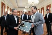 وزیر امور خارجه، تابلوی هنری ورزش باستانی ایران را به ارتش پاکستان اهدا کرد