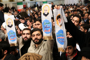 دیدار جمعی از رأی اولی‌ها و خانواده‌های شهدا با رهبر انقلاب