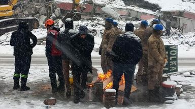 تصاویر جدیدی از آوار برداری و نجات زلزله زدگان ترکیه/گزارش تصویری