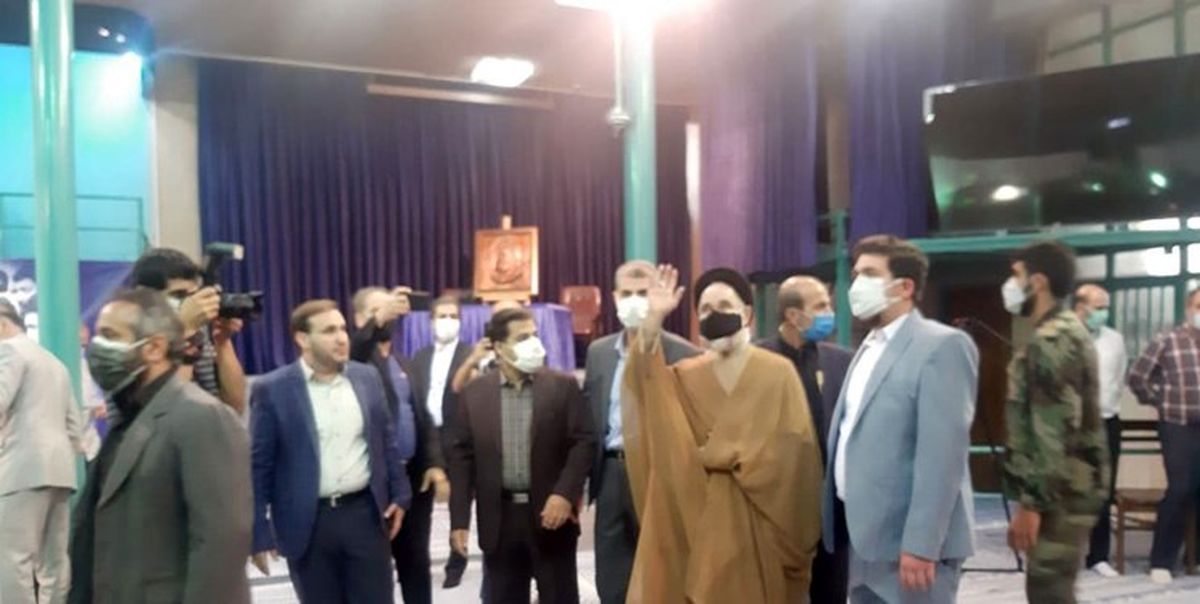 رییس دولت اصلاحات با حضور در جماران رای خود را به صندوق انداخت