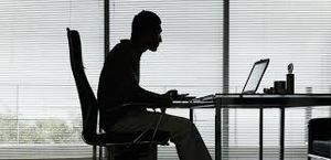 با این چند ترفند ازعوارض نشستن‌های طولانی در امان باشید