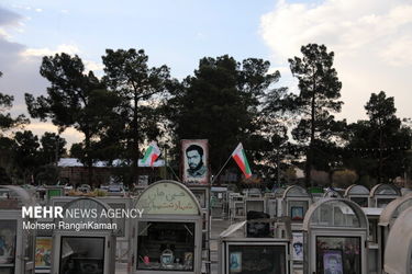 لحظات تحویل سال در گلزار شهدای تهران