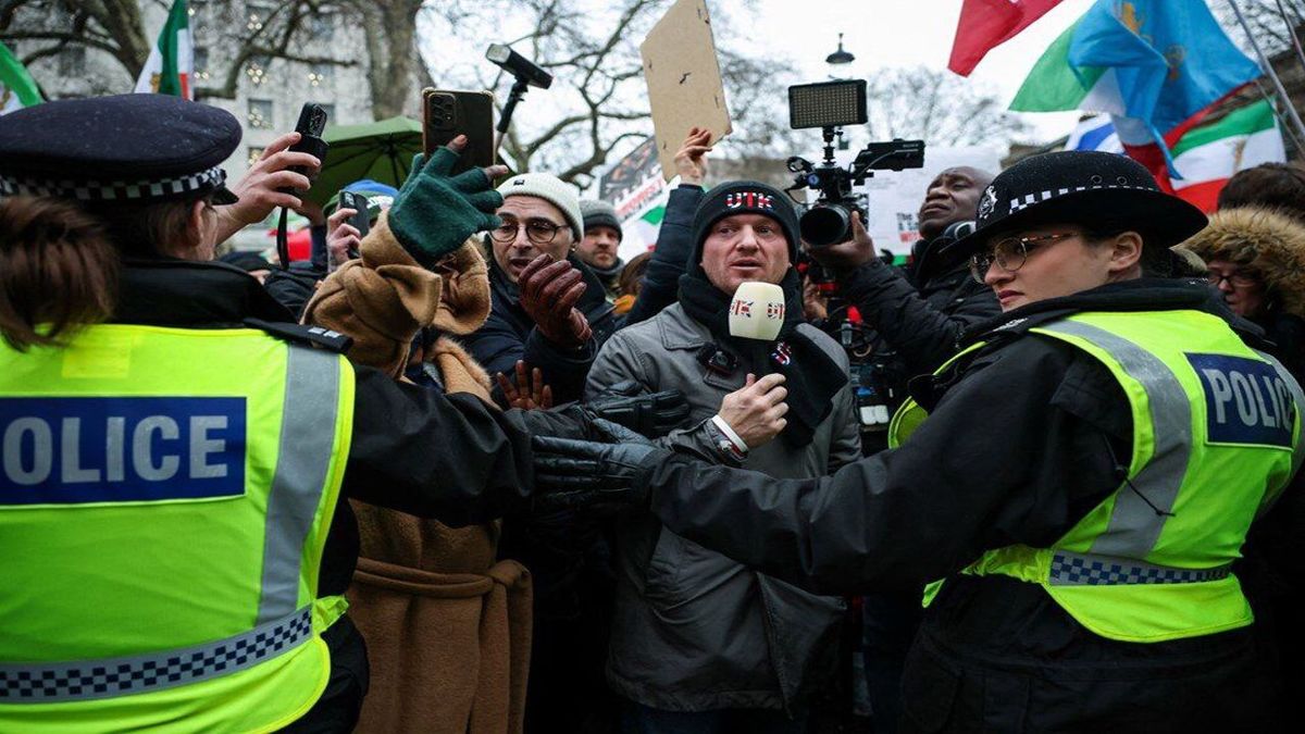 چهره بدنام راست افراطی انگلیس در تجمع ضدانقلاب
