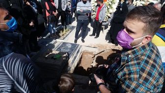 بی‌تابی خانواده آزاده نامداری در مراسم تشییع /فیلم