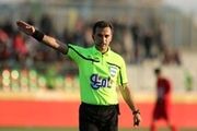 بازیکن بطری آب پرتاب می‌کند و تماشاگران فحش هم می‌دهند 