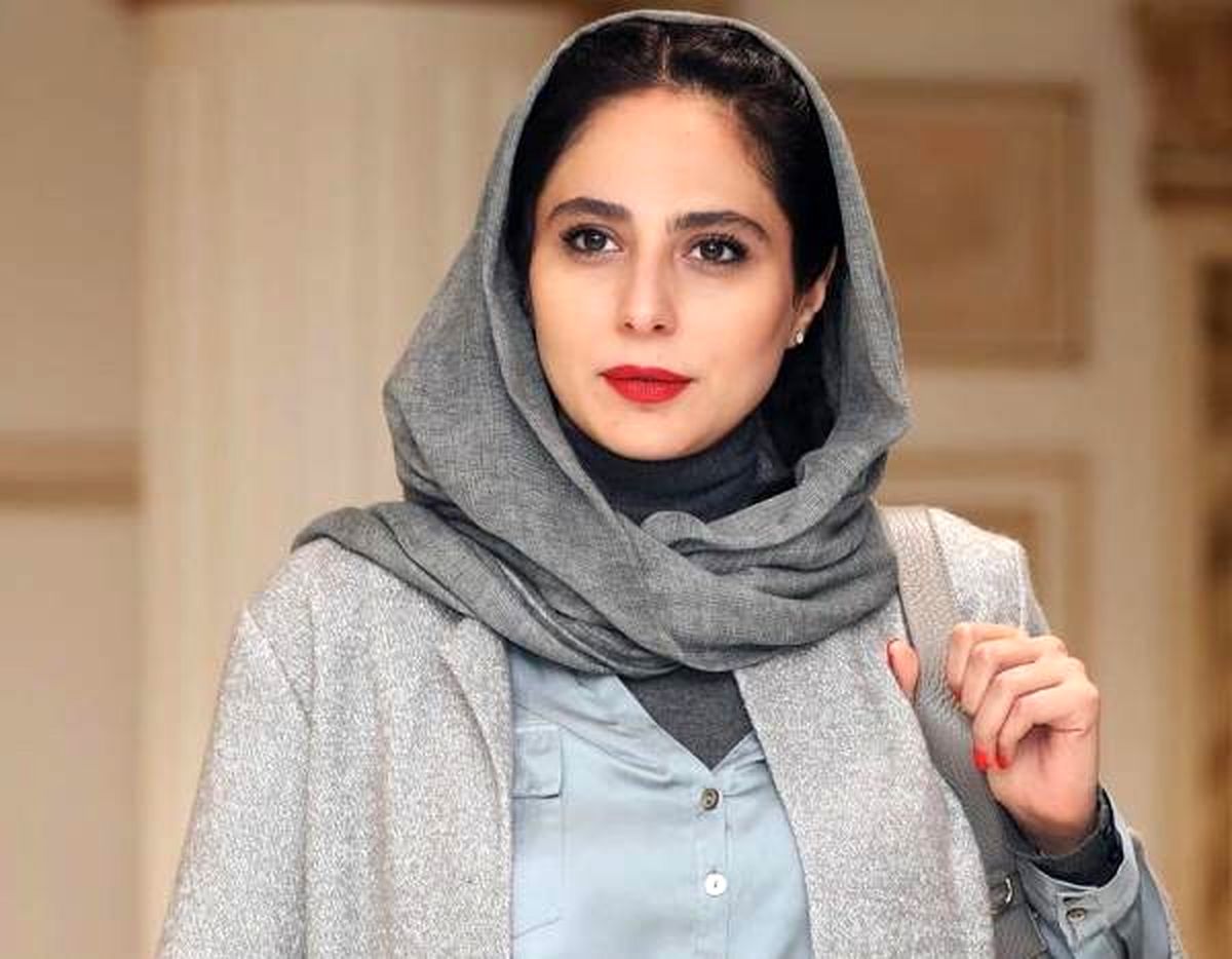 رعنا آزادی‌ور در این عکس، همان سمیرایِ زخم کاری شد