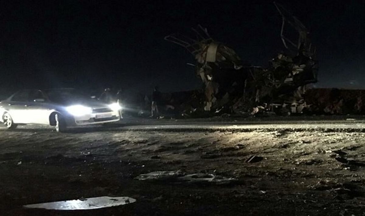 حمله انتحاری تروریستی به اتوبوس حامل نیروهای سپاه در جاده خاش- زاهدان/ تائید شهادت ۲۷ تن از نیرو‌های سپاه در حمله انتحاری