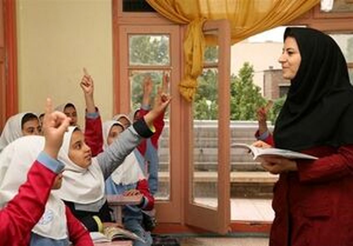 معلمی که تدریس «آیلاند» می‌کرد اخراج شده؟