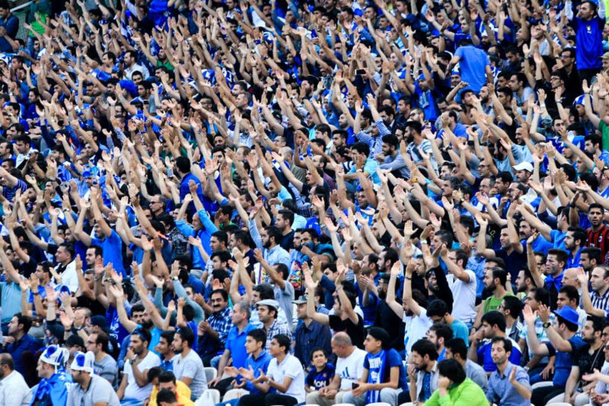 کری خوانی هواداران استقلال در فرودگاه برای پرسپولیسی ها