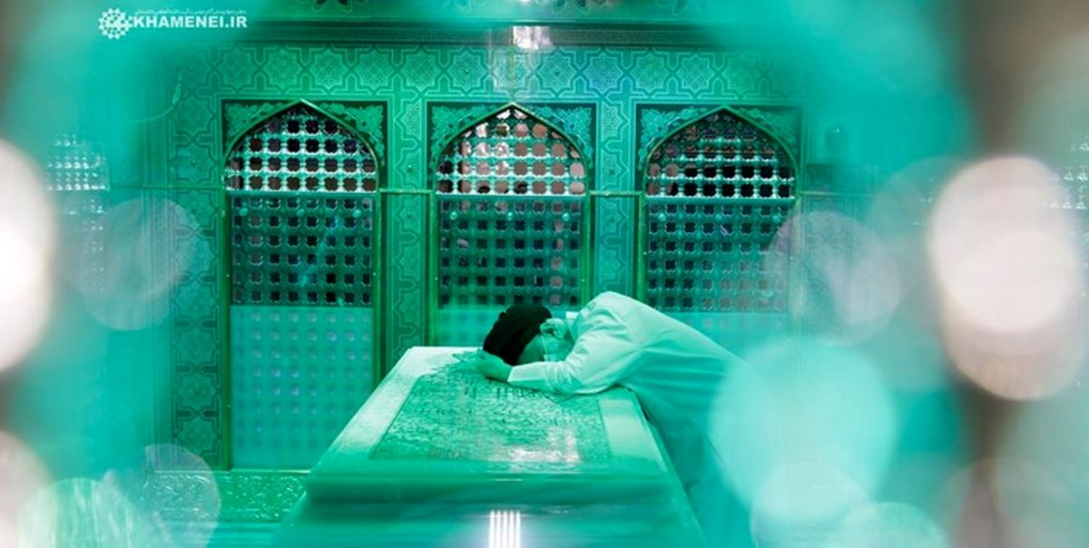  غبارروبی مضجع مطهر رضوی در سفر رهبر انقلاب به مشهد مقدس +فیلم