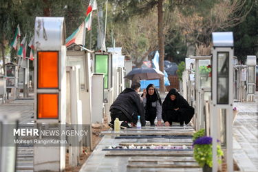 لحظات تحویل سال در گلزار شهدای تهران