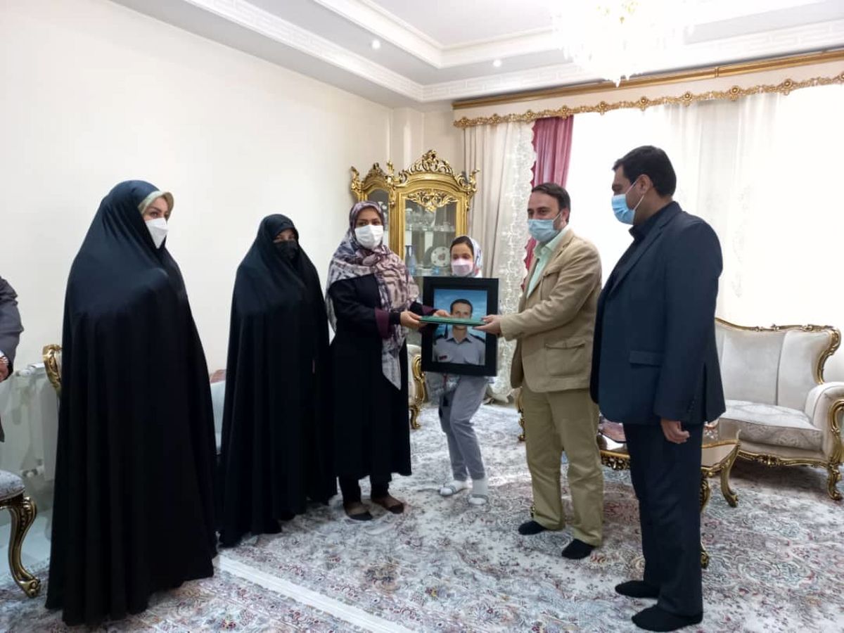 دیدار رییس کمیسیون سلامت، محیط زیست و خدمات شهری شورای شهر تهران با خانواده شهید آتش نشان محسن روحانی