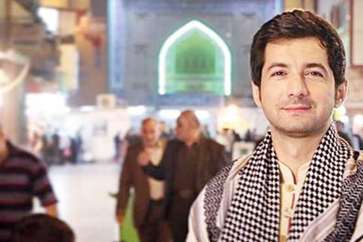 مجری مشهور در کنار یک هوادار متفاوت/عکس