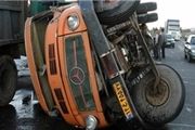 کامیون میکسر در بزرگراه شهید باقری واژگون شد