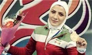 پیاده روی بانوی ووشوکار ایرانی در میان درختان سرسبز /عکس