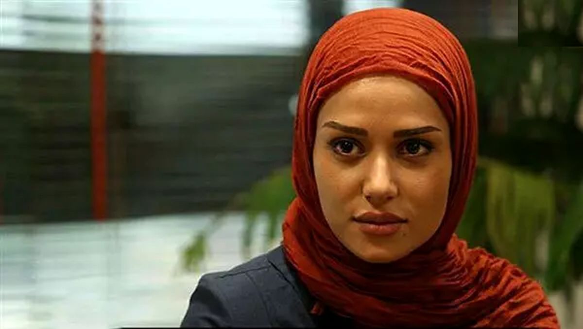 لحظه غم‌انگیز پریناز ایزدیار بر مزار پدرش