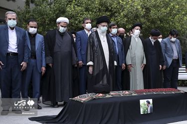 اقامه نماز رهبر انقلاب بر پیکر حجت‌‌‌الاسلام دعائی+گزارش تصویری