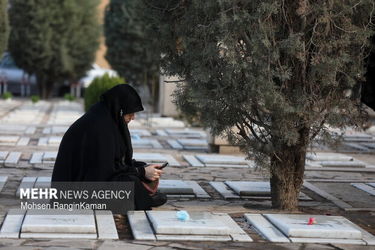 لحظات تحویل سال در گلزار شهدای تهران