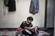 دختر ۱۲ ساله فلسطینی با وظایف مادری 