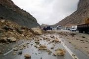 ریزش سنگ در جاده چالوس جان یک نفر را گرفت