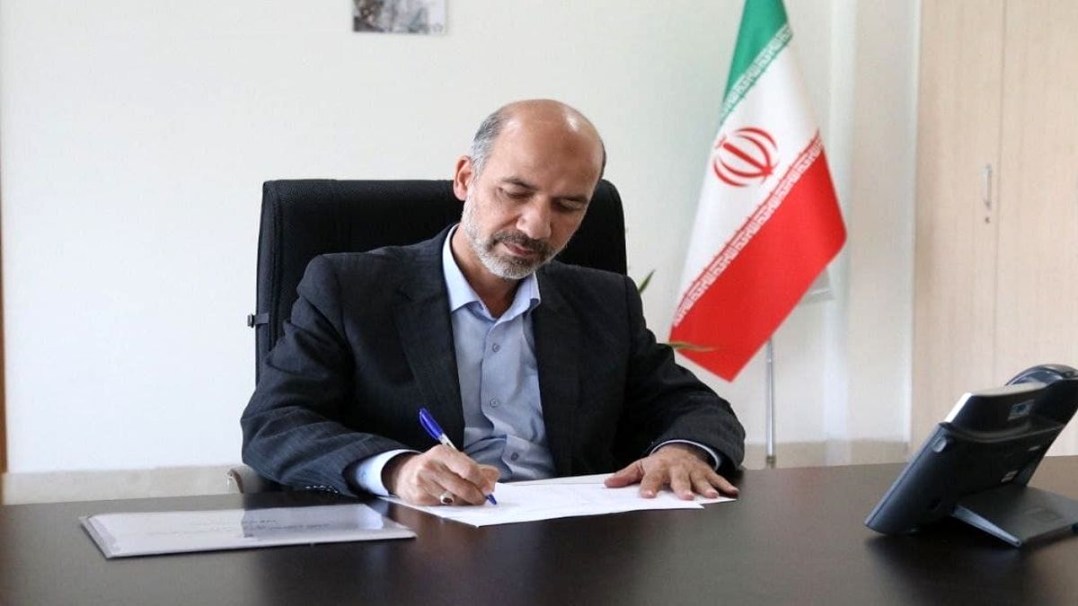 یک مشترک در سرمای زمستان آب استخر روباز خود را با برق گرم می‌کرد
