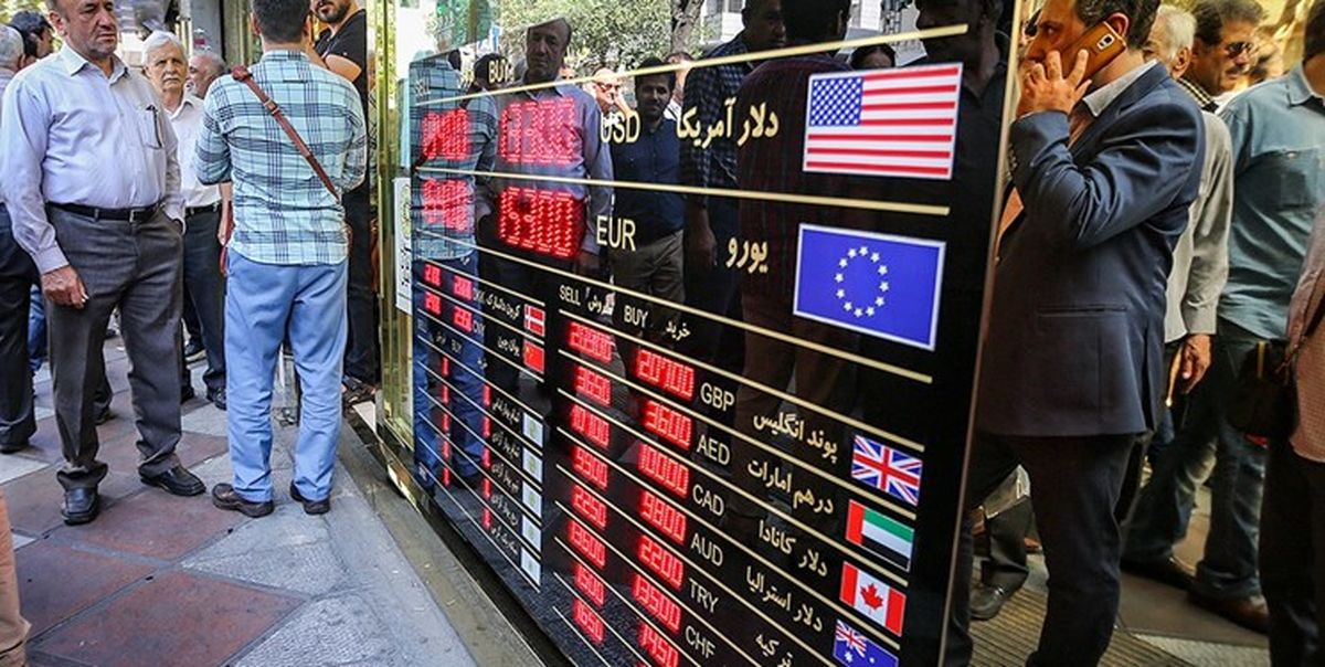 دلالان نرخ می‌دهند و مردم فقط نگاه می‌کنند