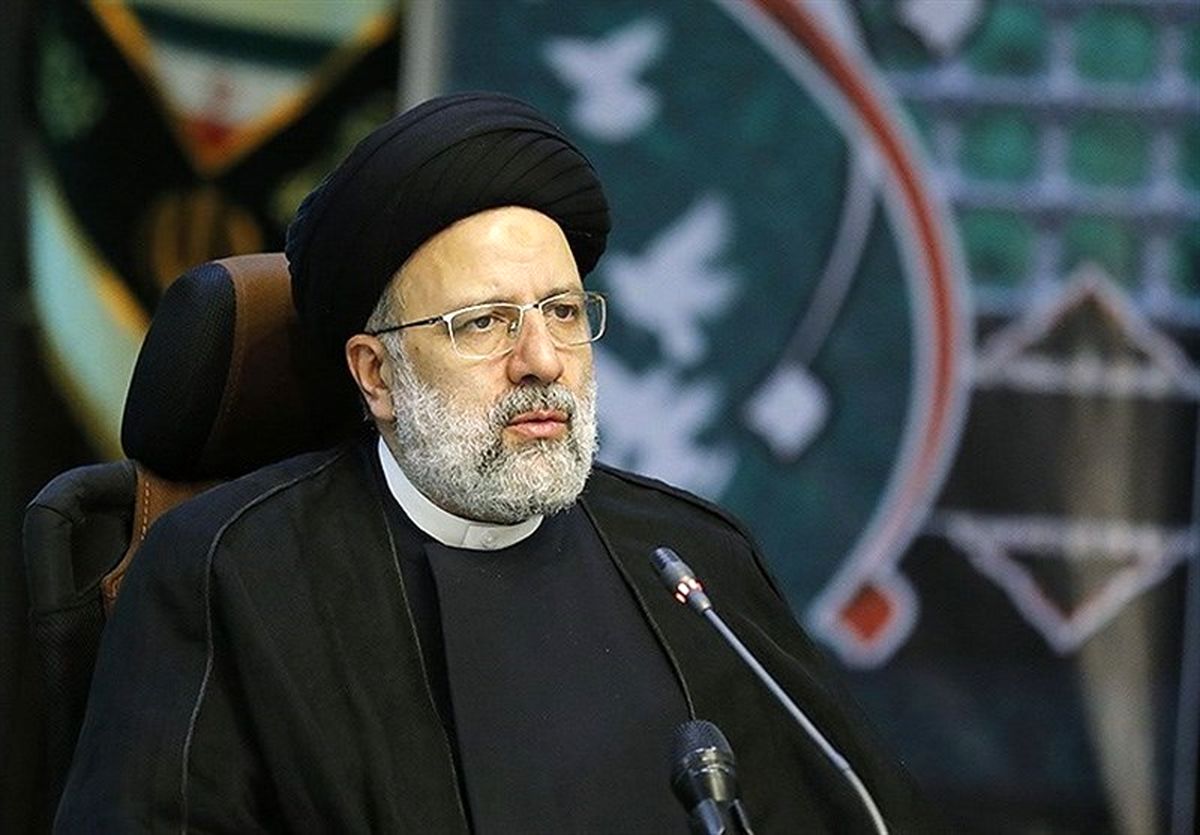 در برخورد با تخلفاتی که از ناحیه افراد نامدار سر می‌زند، هیچ رحمی نباید داشت
