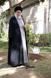 رهبر انقلاب اسلامی در روز درختکاری سه اصله نهال کاشتند/گزارش تصویری