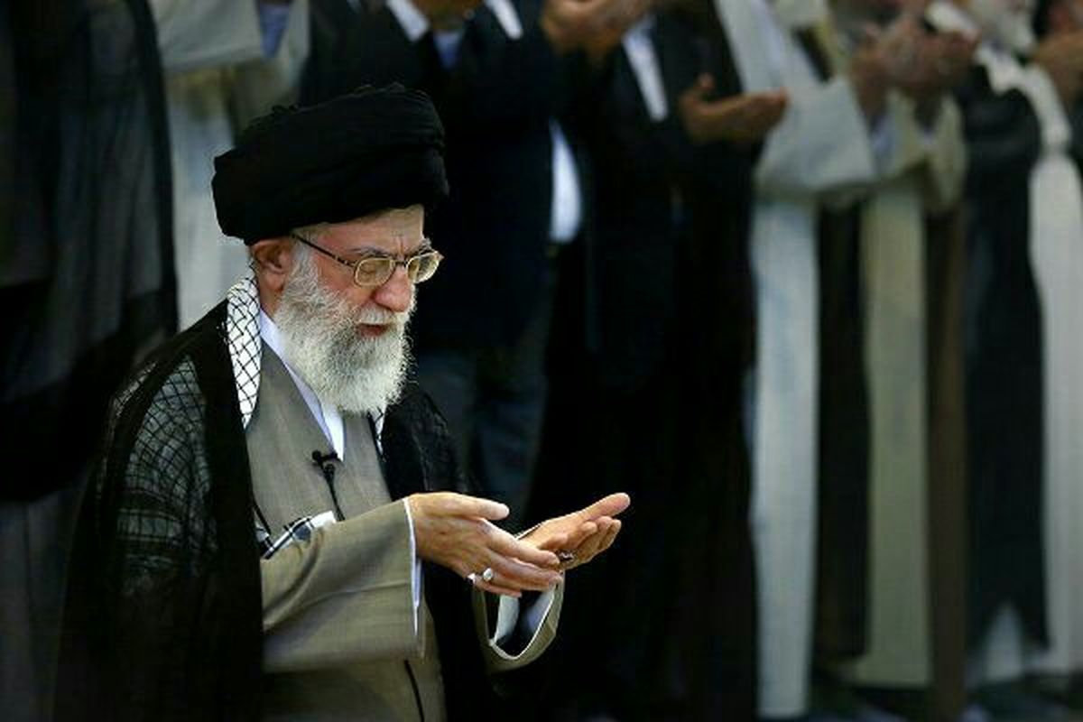 رهبر انقلاب تاکنون بر پیکر چه شخصیت‌هایی نماز خواندند؟