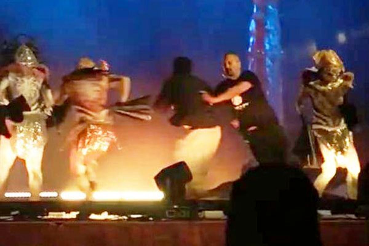 حمله مردی با سلاح سرد به بازیگران یک نمایش زنده در عربستان