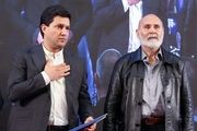 حامد بهداد جایزه اش را به جمشید هاشمپور اهدا کرد