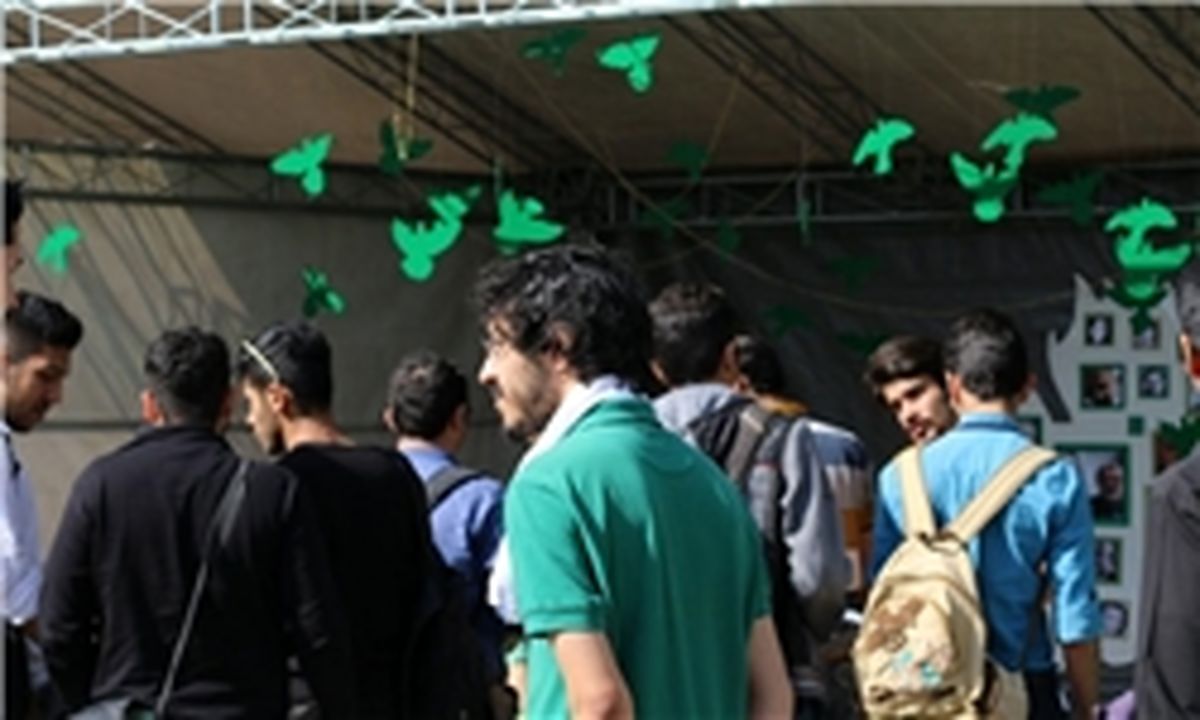 یک شاهکار دیگر از دانشگاهها!/استقبال از دانشجویان با عکس سران فتنه!