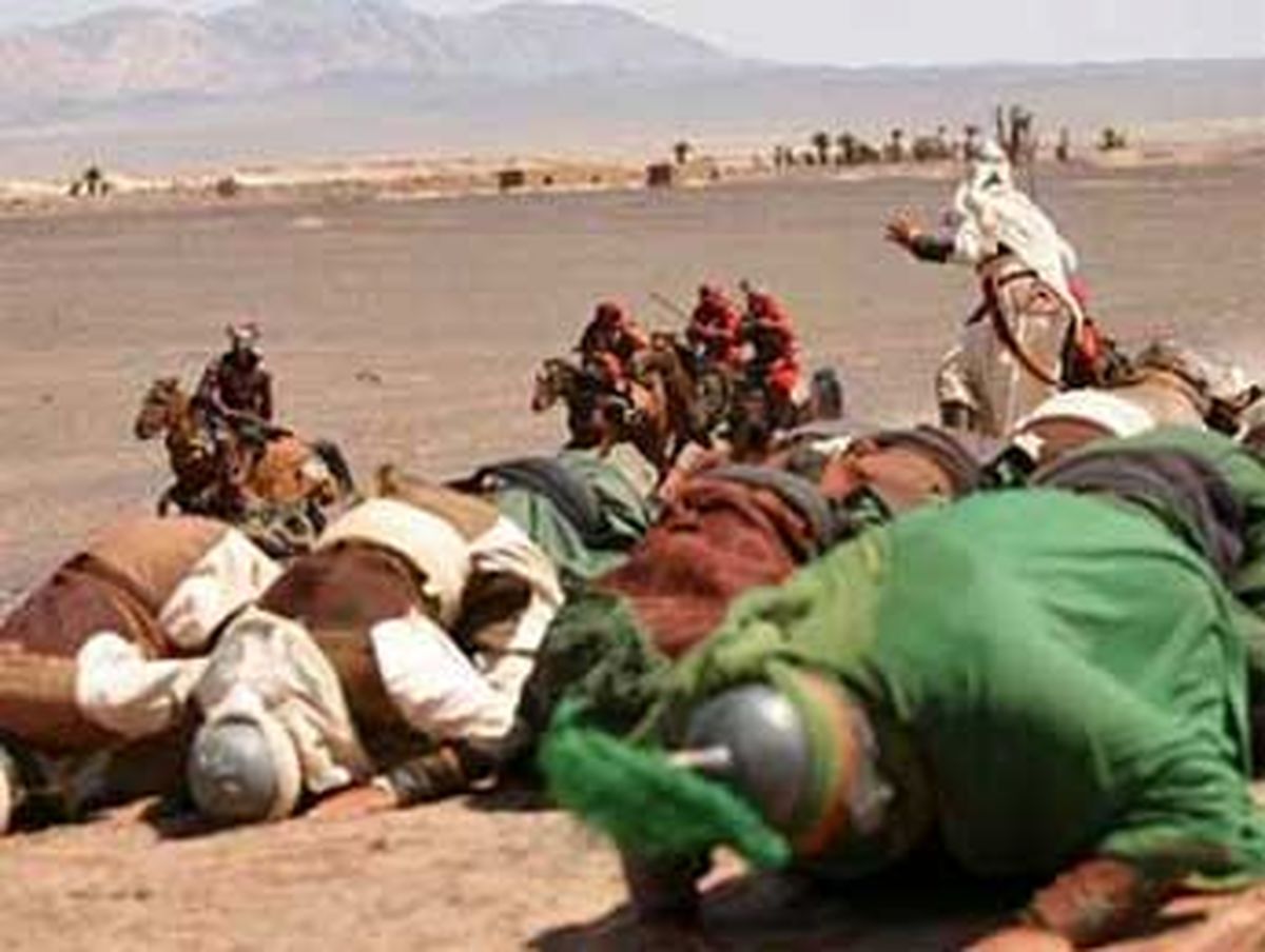 بیرق سپاه در دستان عباس بن علی(ع)