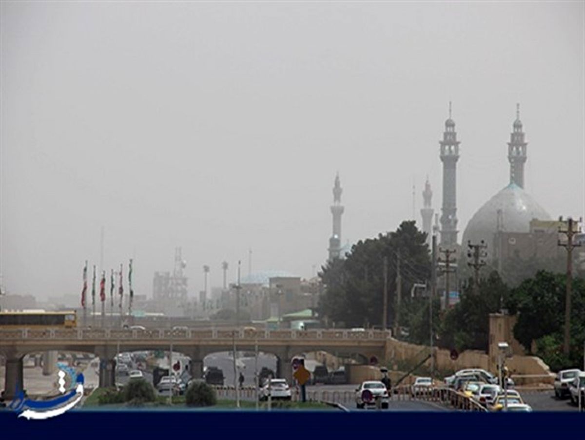 

کام تلخ روزه‌داران در هوای آلوده شهر قم + تصاویر