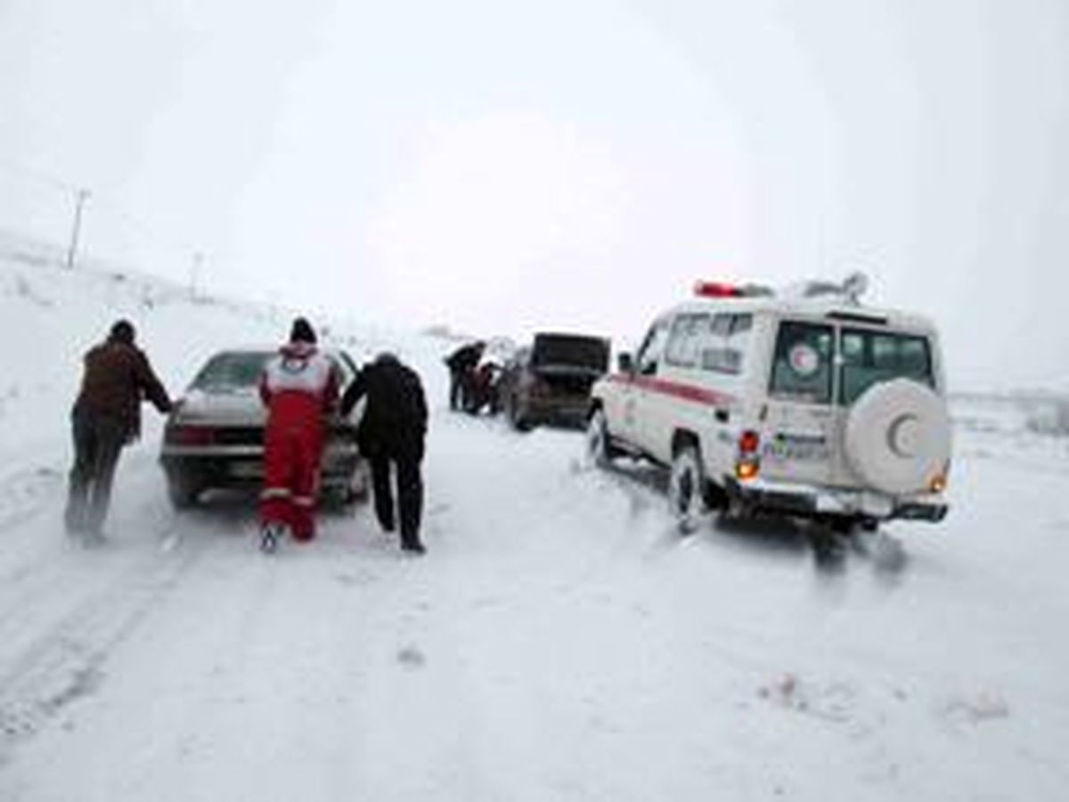 کولاک در تاراز سرنشینان خودروها را گرفتار کرد
