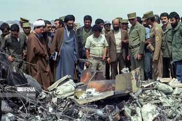 بازدید تاریخی آیت‌الله خامنه‌ای از بقایای سربازان آمریکا در طبس/گزارش تصویری