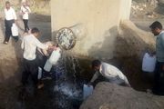 صف کشی برای تهیه آب شرب در روستای چلغای بناب+تصاویر
