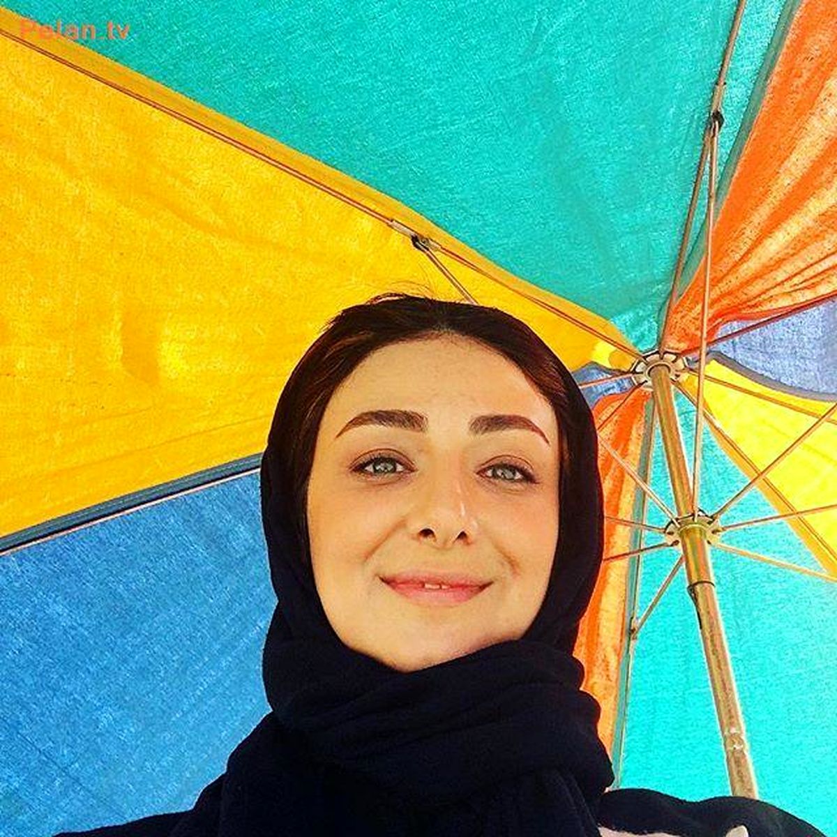 «ویدا جوان» و چتر رنگی رنگی اش/ عکس