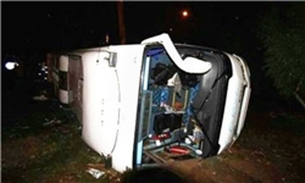 واژگونی اتوبوس در  محور همدان ـ ساوه، 22 مصدوم برجا گذاشت