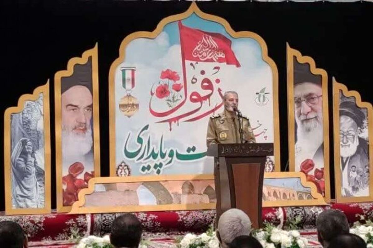 نابودی کانون خانواده اصلی‌ترین هدف دشمنان است / مردم هوشیار باشند
